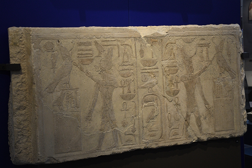 29 MAK_7094.jpg - Rilievo in calcare che raffigura gli dei Montu e Atum che offrono i simboli del soffio vitale e del potere in nome di Horus al faraone Amenemhat I (... – 1964 a.C.).